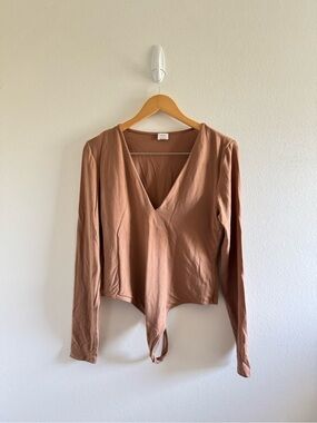 Aritzia Wilfred V-Neck Long Sleeve Bodysuit in Brown/Tan size Large